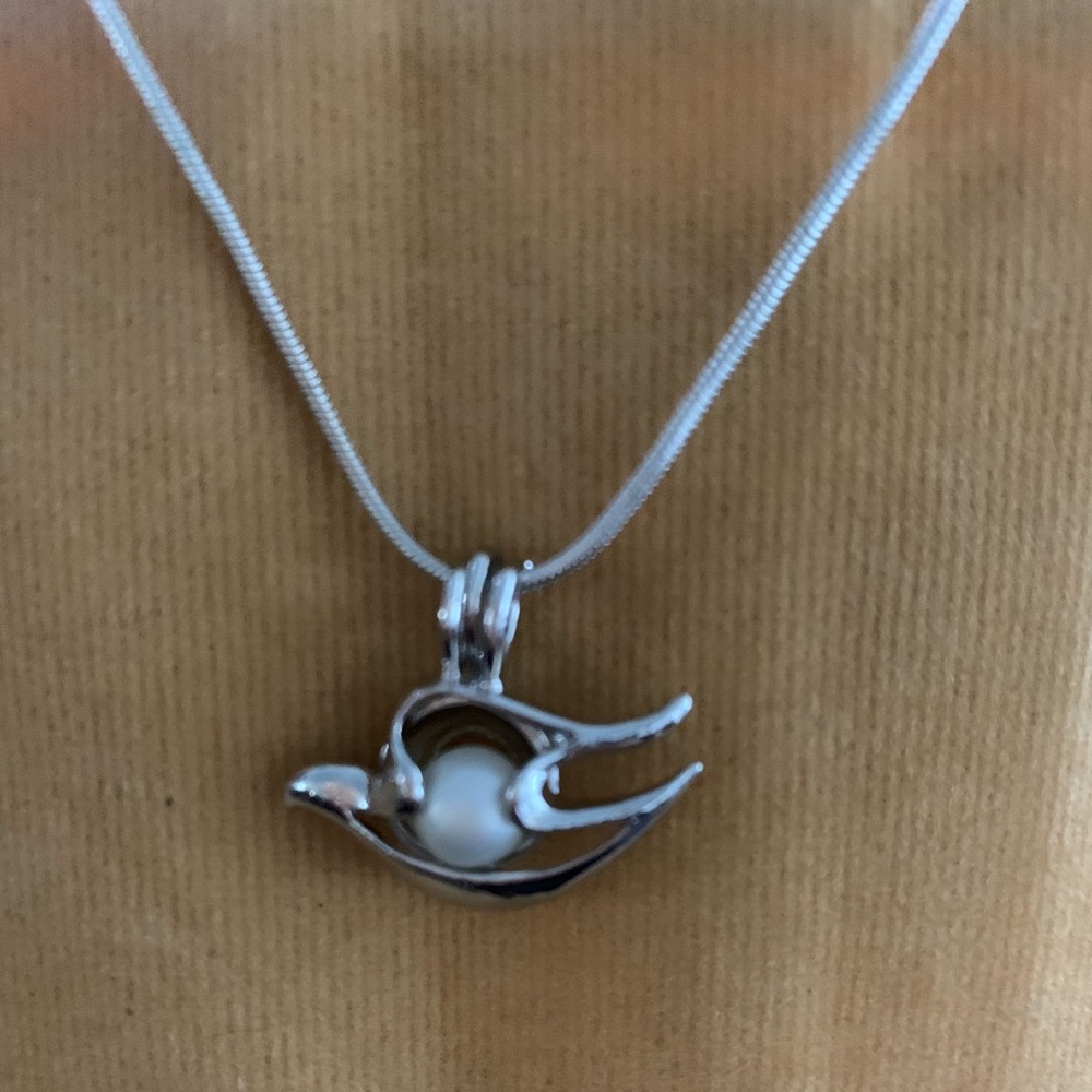 Pearl pendant necklace